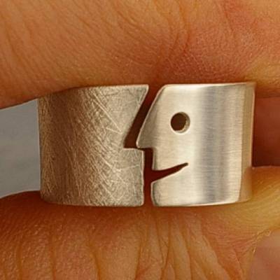 Offener Silberring mit Gesicht glatt und rauh