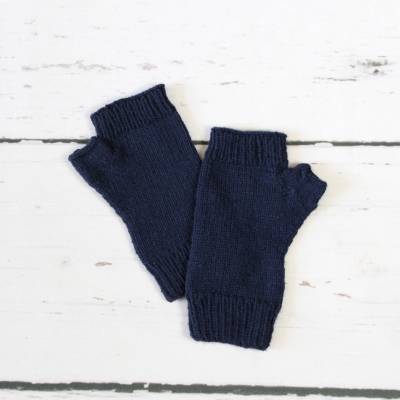 Gestrickte Armstulpen mit Daumenloch aus Wolle