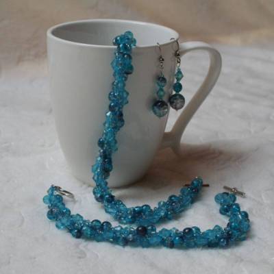 Schmuckset aus türkisen Acrylkegeln und blauen Cacleperlen in türkischer Häkeltechnik