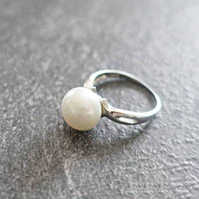 Perlenring aus Silber mit großer weißer Perle