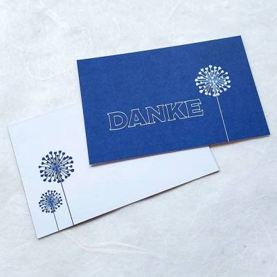 einfache dunkelblaue Mini-Dankekarten, 2-seitig bedruckt, Visitenkartengröße, Motiv Pusteblume