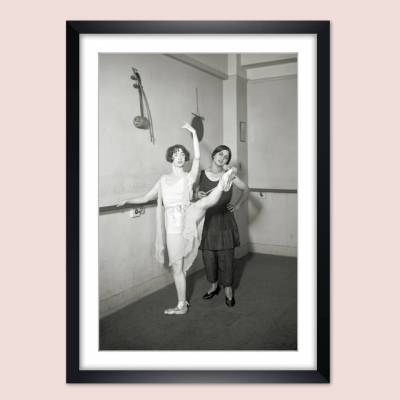 Ballettschule New York 1910 – Vintage Schwarz-Weiß Fotografie als gerahmter Kunstdruck 39 x 51 cm