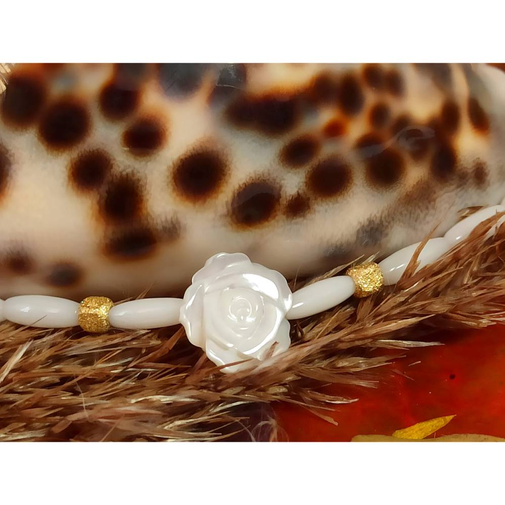 Elegantes Bambus Koralle Damen Armband mit Perlmutt Blume und vergoldetem  Silber