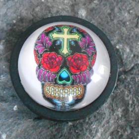 Skull  Totenkopf  Holzbrosche rund mit Glascabochon  schwarz
