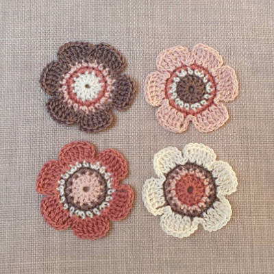 4 Häkelblumen , gehäkelte Blumen, Aufnäher Blume , Häkelblüten Naturtöne