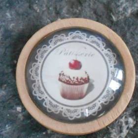 Cupcake   Holzbrosche rund mit Glascabochon  hellbraun kawaii 