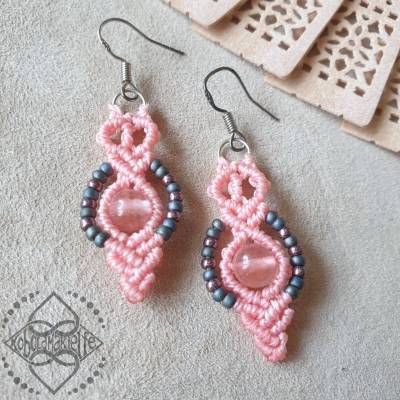 Ohrring-Paar mit zartrosa Erbeerquarz- und verschiedenen Glasperlen in rosa - 925 Silber - Makramee