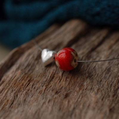 Rote Keramikperle und echt silbernes Herz an Edelstahldraht