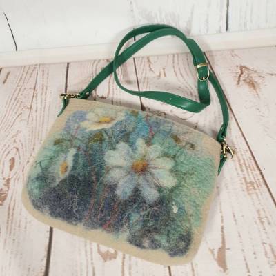 Gefilzte Schultertasche aus Wolle mit floralem Muster – Handgemachte Umhängetasche