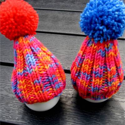 Eierwärmer Set – 2 handgestrickte Bommelmützen Rot Bunt aus 100% Schurwolle (Merino) – Geschenkidee