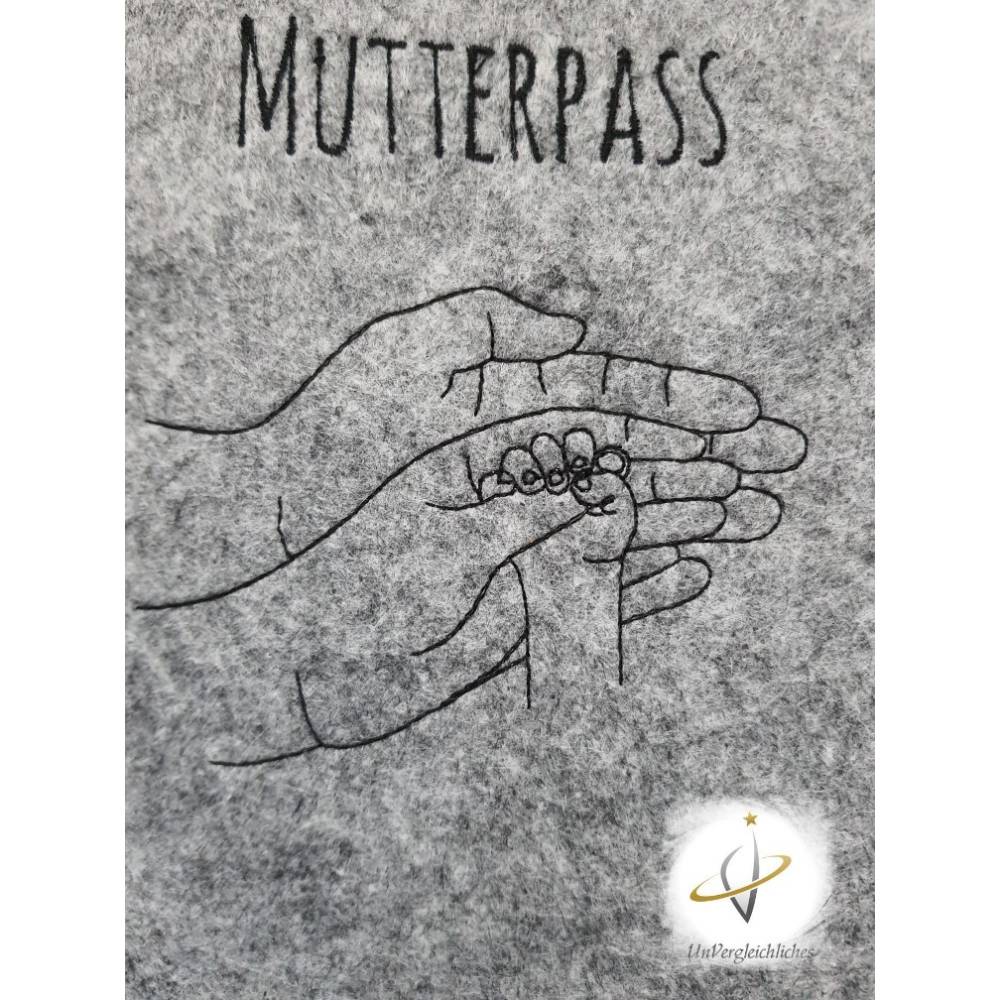 Mutterpasshülle personalisierbar Filzhülle Mutterpass OneLine ArtLine Hände baby grau meliert Bild 3