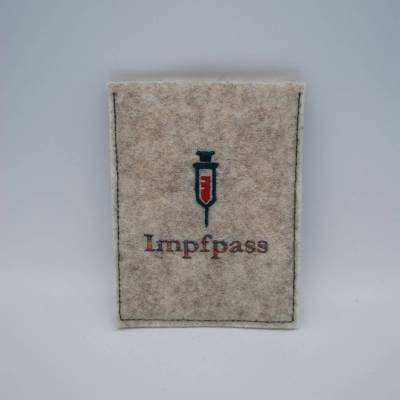 Impfpasshülle, Schutzhülle für den Impfpass bestickt "Spritze" aus Filz personalisierbar mit Namen, Geschenkidee