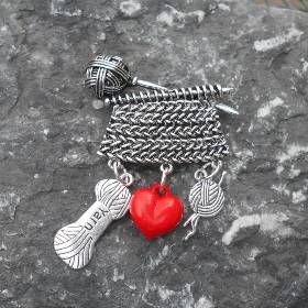 Stricken Brosche Schmucknadel mit Herz – Anstecker & Sicherheitsnadel für Jacken & Taschen