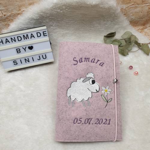 Personalisierte U-Heft-Hülle aus Wollfilz  | Schutzhülle mit Namen | Geschenk zur Geburt Schäfchen