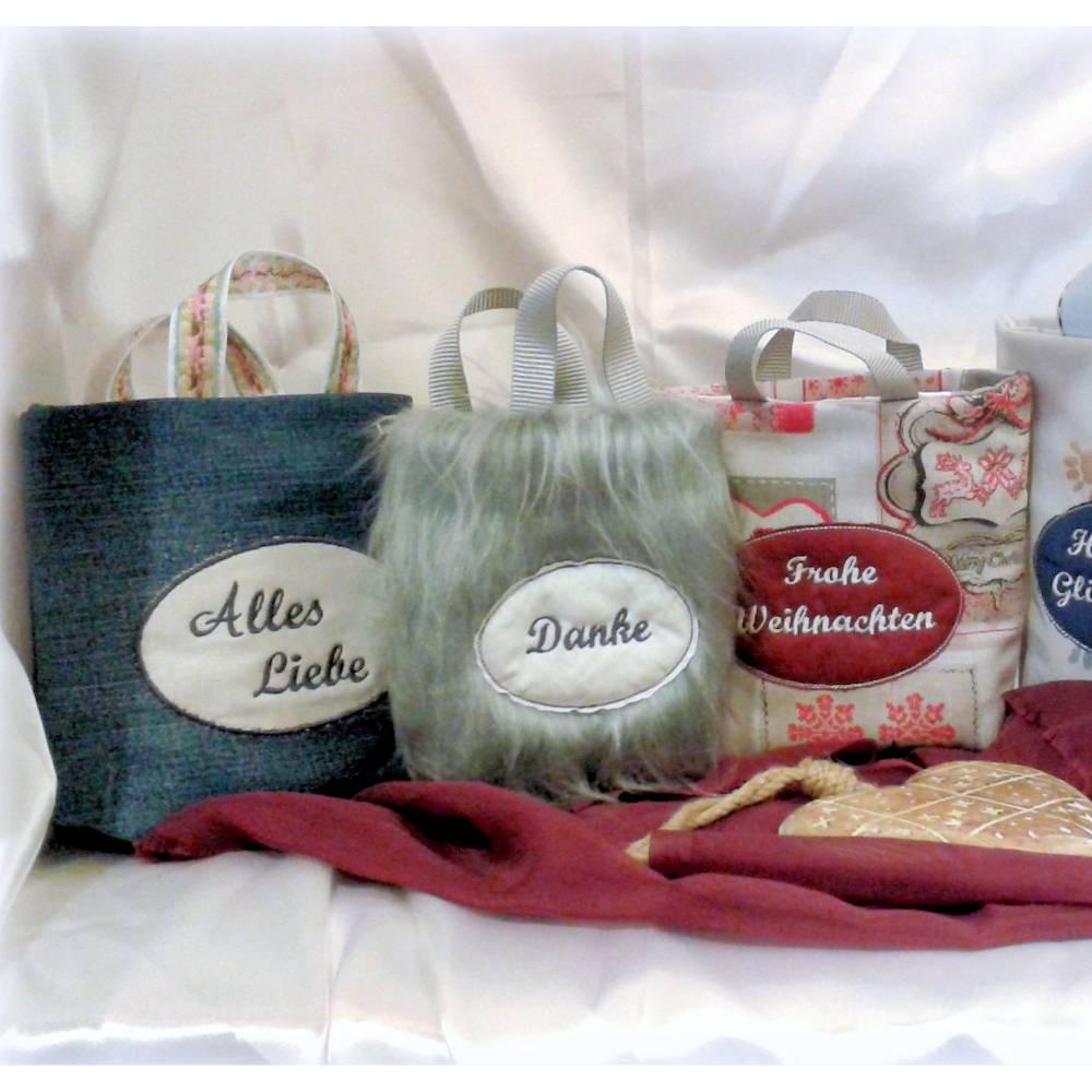 ITH Stickdatei Geschenktasche Set – In 4 Größen, Mit Sprüchen & Doodle-/Satinborte Bild 2