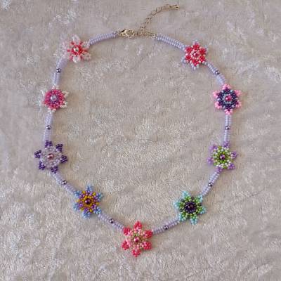 fröhliche Blumenkette in rosa-flieder