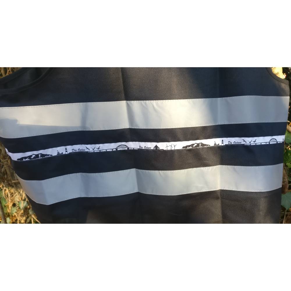 Fahrradweste OSTSEE mit leuchtenden reflektierenden Streifen und Skyline Band. Sicher Fahrrad fahren. Bild 3