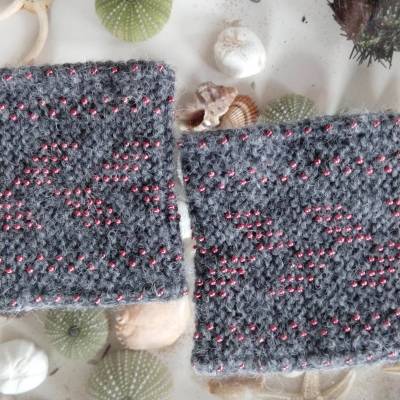 Pulswärmer gestrickt mit Perlen, hellgrau, Perlenstaucher 