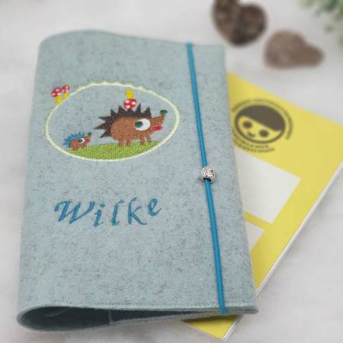Personalisierte U-Heft-Hülle aus Wollfilz  | Schutzhülle mit Namen | Geschenk zur Geburt  Igel