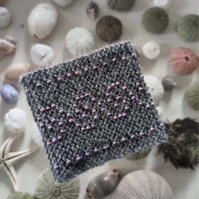 Pulswärmer gestrickt mit Perlen – hellgrau mit lila Rocailles, handgestrickt, Einheitsgröße