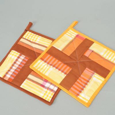 Topflappen-Paar selbstgenäht Baumwolle gelb orange braun Patchwork aus Stoffresten upcycling
