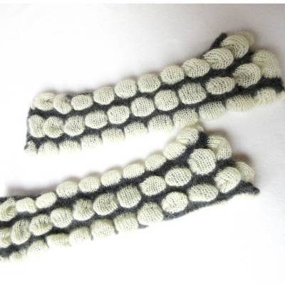 Fingerlose Handschuhe gestrickt, Armstulpen mit Daumenloch, Pulswärmer weiß grau, Avantgarde Stulpen