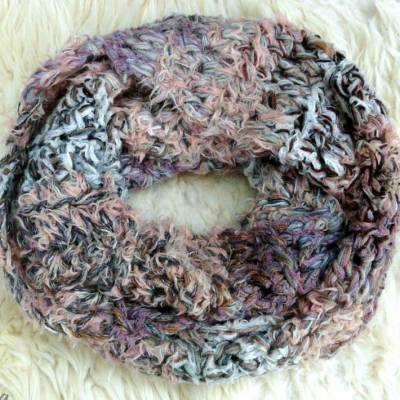 Loop, 2-fach, Upcycling, Wollmischung, flieder, lachs, weiß, Handarbeit, gehäkelt