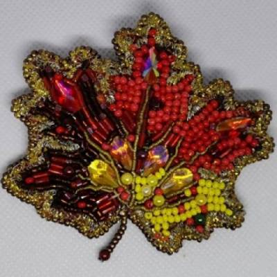 Brosche HERBSTBLATT Perlenbrosche Modeschmuck Handmade Handarbeit Unikat Einzelstück