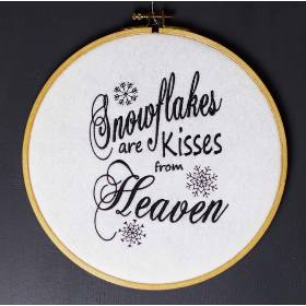 Stickdatei "Snowflakes are Kisses from Heaven" in zwei Varianten