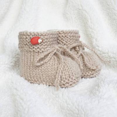 Babyschuhe gestrickt Igel Strickschuhe Baby Tier beige uni neutral natur Geschenk Geburt Wald