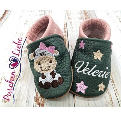  Bio Krabbelschuhe mit Namen für Baby und Kinder (Öko Lederpuschen) mit Kuh-Mädchen - personalisierte Lauflernschuhe