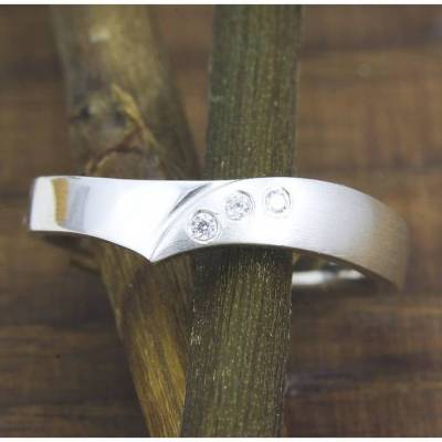 Schmaler Ring aus Silber 925/- mit drei Zirkonia, Irisblatt