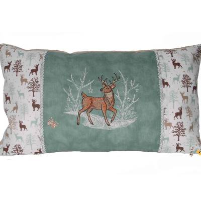 Besticktes personalisiertes Kissen Wintermotiv Hirsche Bäume Wald grün weiß Kuschelkissen Monogramm Geschenkidee