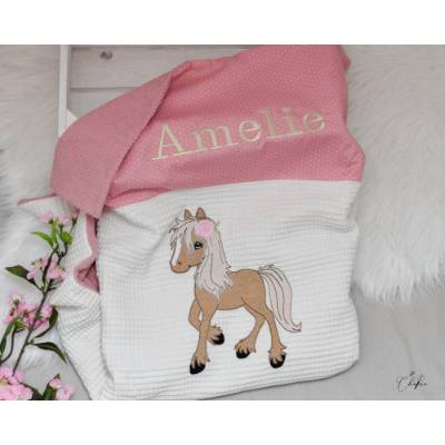 Babydecke mit Name Mädchen, Stickdatei Pferd, Krabbeldecke, Waffelpiqué, Pferdeliebe, Kinderdecke, Geschenk Geburt Taufe
