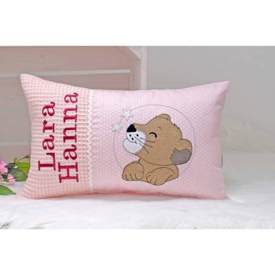 Namenskissen Stickdatei Löwe, Kissen mit Name, Geburtskissen, Kuschelkissen Mädchen Löwin, Geschenk Geburt Schulanfang