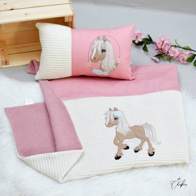 Babydecke & Kissen mit Name, Stickdatei Pferd, Krabbeldecke, Geschenk Geburt Mädchen, Namenskissen, Kuscheldecke