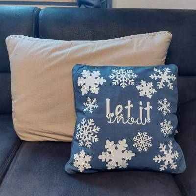 Schneeflocken und Schriftzug "Let it snow"