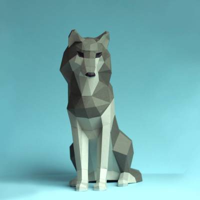 Der Wolf von Paperwolf - Sitzender Wolf, freundliche, kinderliebe Papierskulptur Husky im Winter