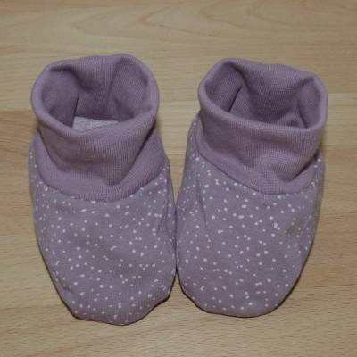 kuschelige Babyschuhe, Schlupfschuhe, rosé mit Pünktchen, 8,5 cm, Biobaumwolle, Handarbeit  