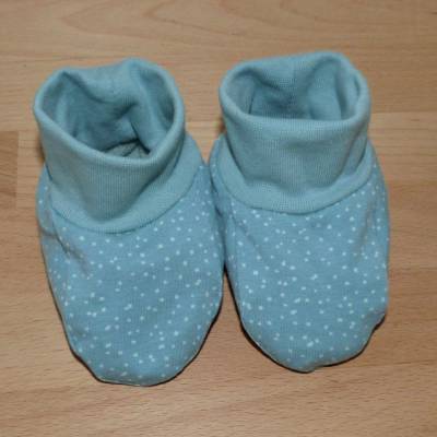 kuschelige Babyschuhe, Schlupfschuhe, eisblau mit Pünktchen, 8,5 cm, Biobaumwolle, Handarbeit 