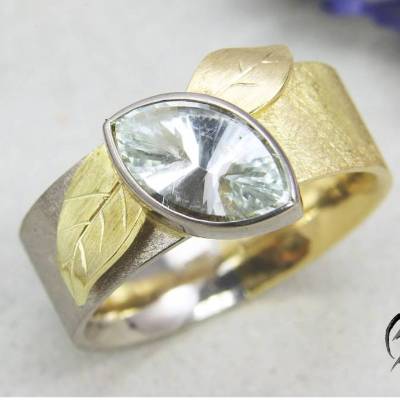 Breiter Ring aus Gelb- und Weißgold 750/- mit grauem Turmalin