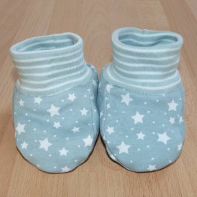 kuschelige Babyschuhe, Schlupfschuhe, eisblau mit Sternen, 8,5 cm, Biobaumwolle, Handarbeit 
