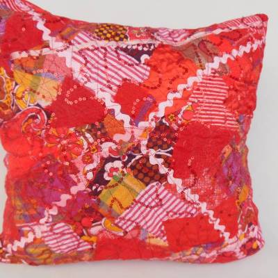 rotes crazy Patchworkkissen , rotes Tüllkissen mit weißen Bändern , dekoratives Kissen