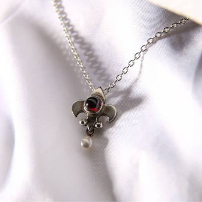 Anhänger „frz. Lilie“ aus 935 Silber mit Granat-Cabochon & Tropfenperle – Königlicher Halsschmuck