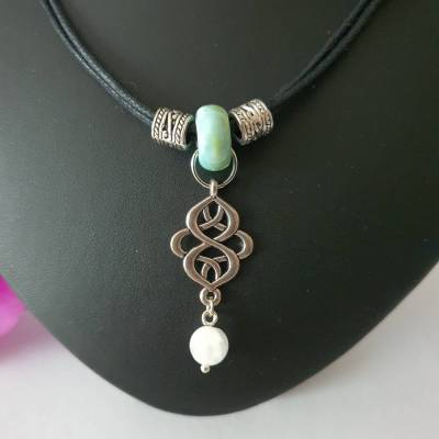 Kette im Kelten & Wikinger Look/ Edelstein Perlenkette/ Halskette mit Selenit und Grüner Keramik Perlen