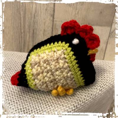 Huhn/Henne in liebevoller Handarbeit hergestellt mit vielen Details - ca. 13 cm hoch - gehäkelt!