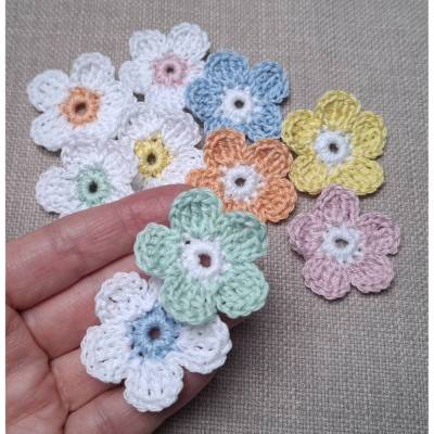10 kleine Häkelblumen , gehäkelte Blüten zum aufnähen, pastell