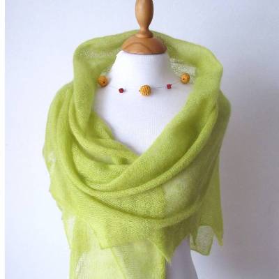 Zartes gestricktes Schultertuch aus Mohair, lindgrün, Umschlagtuch, Geschenk für Frauen, Dreieckstuch mit Zackenrand