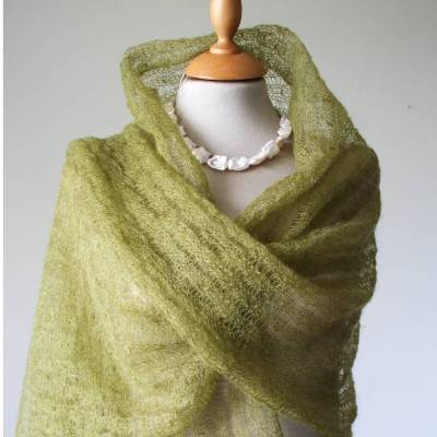 Zartes Mohair-Tuch in Olivgrün, Lace-Schal gestrickt für Trachtenhochzeit, elegantes Umschlagtuch, leichte Stola