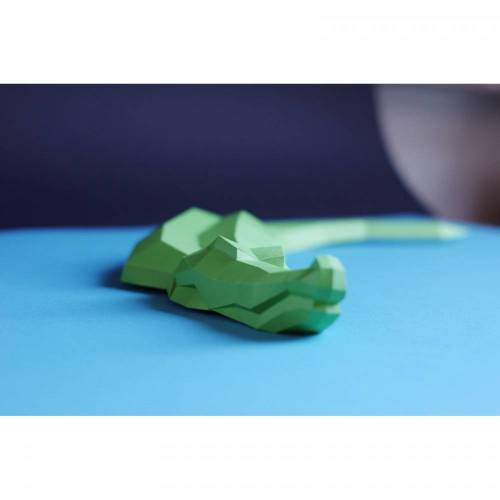 Schreibtisch Krokodil aus Papier. Papierskulptur schwimmender Alligator, geometrisch, polygonal, Origami Tier, Entschleunigung des Alltags